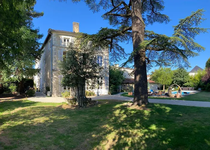 Le Relais D'angely Bed & Breakfast 3*